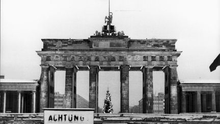 La porte de Brandebourg, à Berlin-Est, vue depuis Berlin-Ouest le 25 décembre 1967 (KEYSTONE PICTURES USA / MAXPPP)