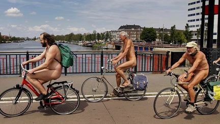 A Amsterdam, des cyclonudistes manifestent lors de la World Naked Bike Ride.
	
	 
Cet événement international, qui a lieu tous les ans en juin, est avant tout une manière joyeuse de promouvoir le naturisme dans les villes. Si être en harmonie avec son corps est le moteur de cette manifestation, prôner une nouvelle manière de circuler dans les villes pour lutter contre la pollution et ne plus être dépendant du pétrole sont aussi les autres motivations des participants. 
 
 
 
 
  (AFP PHOTO/ ANP / OLAF KRAAK)