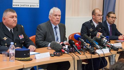 Le procureur général près la cour d'appel de Dijon, Jean-Jacques Bosc (deuxième en partant de la gauche), s'exprime lors d'une conférence de presse, le 15 juin 2017, à Dijon (Côte-d'Or). (MAXPPP)