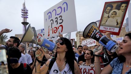 Des manifestants&nbsp;réclament la vérité au sujet des "bébés volés" dans les années 50, à Tel Aviv (Israël), le 25 septembre 2017. (GALI TIBBON / AFP)