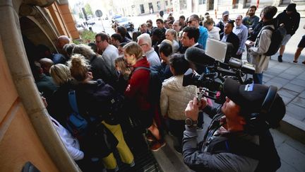 Les journalistes devant la salle d'audience au second jour du procès d'A$ap Rocky, le 1er août 2019, à Stockholm (FREDRIK PERSSON / TT NEWS AGENCY)