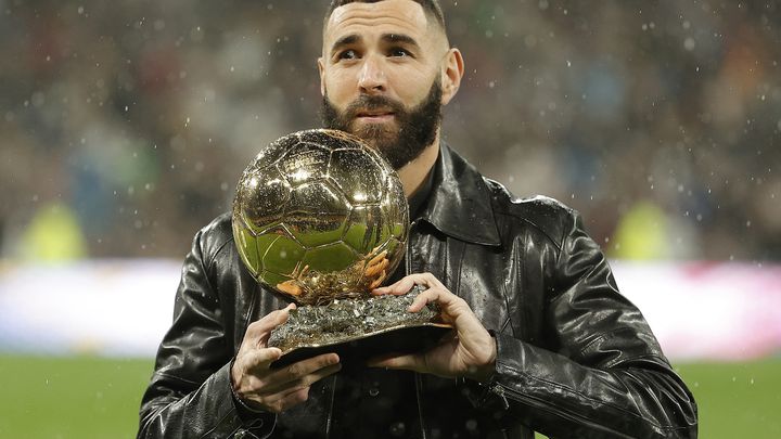 Karim Benzema présente son Ballon d'or au public madrilène le 22 octobre 2022. (BURAK AKBULUT / ANADOLU AGENCY / AFP)