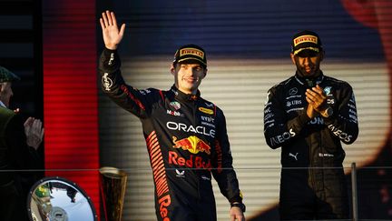 Max Verstappen sur le podium du Grand Prix d'Australie 2023 devant Lewis Hamilton. (MAXPPP)