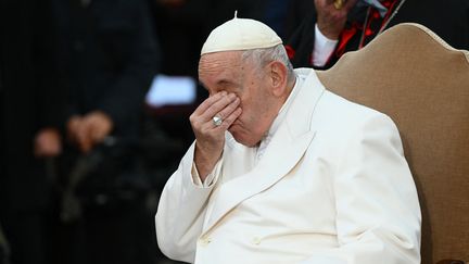 Le pape François, ému, après avoir récité une prière au nom du peuple ukrainien, lors de la cérémonie d'hommage à la Vierge Marie au cours de la fête de l'Immaculée Conception, à Rome (Italie), le 8 décembre 2022. (VINCENZO PINTO / AFP)