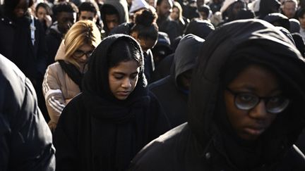 Des habitants de Saint-Denis sont réunis, le 20 janvier 2024, en hommage à l'adolescent tué à l'arme blanche sur un quai de métro trois jours plus tôt. (JULIEN DE ROSA / AFP)