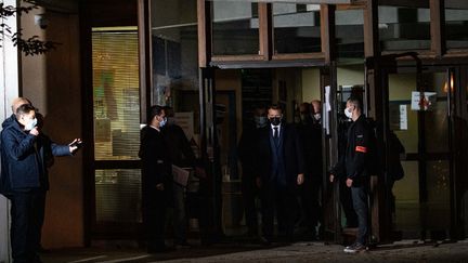 Emmanuel Macron sort du collège du Bois d'Aulne, à Conflans-Sainte-Honorine (Yvelines), le 16 octobre 2020. (ABDULMONAM EASSA / AFP)