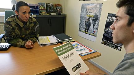 Un jeune candidat au Cirfa&nbsp;de Lyon, le 19 novembre 2015. (GUIOCHON STEPHANE / MAXPPP)