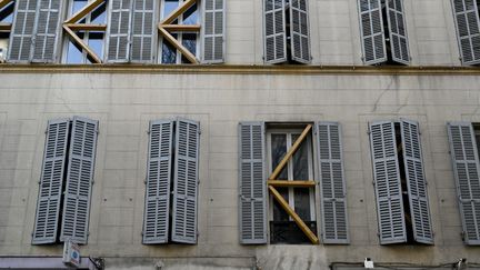 Un immeuble aux fenêtres condamnées, à Marseille (Bouches-du-Rhône), le 23 février 2021. (NICOLAS TUCAT / AFP)