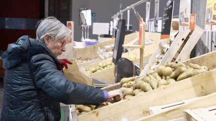 Les enseignes proposant des produits frais sont de plus en plus plébiscitées par les consommateurs. Souvent très proches géographiquement d'autres enseignes spécialisées, mais aussi de magasins de la grande distribution, elles cherchent à réduire les coûts pour proposer les meilleurs prix. (France 2)