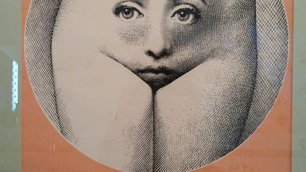 Piero Fornasetti se définissait comme un "pré-post-moderne". Il avait la volonté disait-il, de mettre la "raison" au service de la "déraison".
 (Laure Narlian / Culturebox)