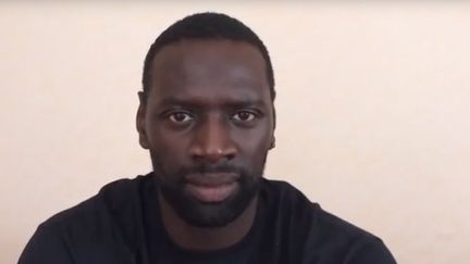 Parmi les personnalités qui figurent dans le clip, l'acteur Omar Sy (Capture d'écran du clip diffusé par Emmaüs)