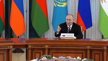 Le président de la Russie Vladimir Poutine, le 7 octobre 2022 au palais Constantin, à Strelna, près de Saint-Pétersbourg (Russie), lors d'une rencontre avec les membres de la&nbsp;Communauté des États indépendants (CIS). (ALEXEY DANICHEV / SPUTNIK / AFP)