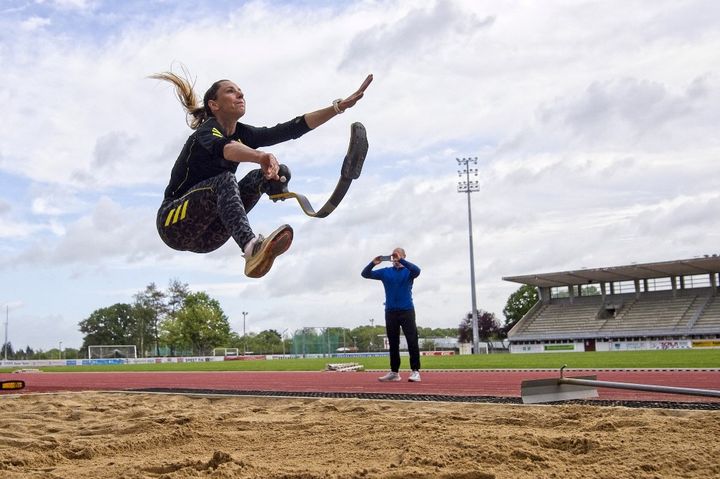 Marie-Amelie Le Fur lors d'un entraînement, le 21 mai 2021 au stade Jean-Leroy de Blois (Loir-et-Cher).&nbsp; (GUILLAUME SOUVANT / AFP)