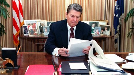 L'ancien président américain Ronald Reagan à la Maison Blanche (Washington) le 21 janvier 1988.&nbsp; (MIKE SARGENT / AFP)