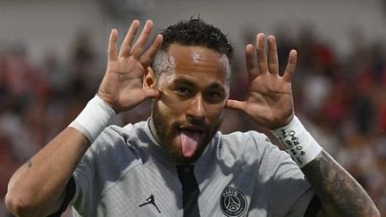 Neymar célèbre son ouverture du score face à Clermont, lors de la 1ere journée de Ligue 1, le 6 août 2022. (JEAN-PHILIPPE KSIAZEK / AFP)