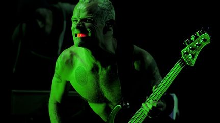 Flea, le bassiste des Red Hot Chili Peppers en concert avec son groupe &agrave; Barcelone (Espagne), le 15 d&eacute;cembre 2011. (JOSEP LAGO / AFP)