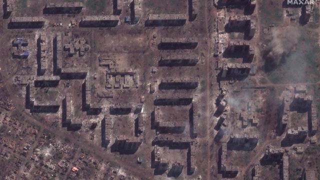 This satellite image, published by the company Maxar Technologies, shows schools and apartment buildings ravaged in Bakhmout (Ukraine), on May 15, 2023. (MAXAR TECHNOLOGIES / AFP)