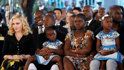 assistent à l'inauguration de la première unité pédiatrique du pays qui compte trois salles d'opération et 50 lits. «Les enfants ne devraient jamais mourir de maladies terribles qu'on peut facilement soigner», a estimé Madonna qui a adopté quatre enfants dans ce pays. La vedette américaine a créé
en 2006 la fondation «Raising Malawi» qui a financé ce projet grâce à de nombreux dons américains. (Siphiwe Sibeko / Reuters )