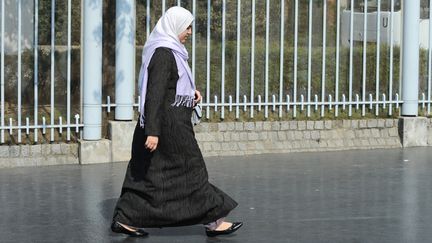 Une femme porte le hijab, le 15 avril 2010, dans une rue de Nanterre (Hauts-de-Seine). (MIGUEL MEDINA / AFP)