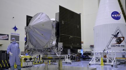 Le vaisseau OSIRIS-REx dans un bâtiment de Titusville (Etats-Unis), le 20 août 2016. (JULIAN LEEK / CITIZENSIDE / AFP)