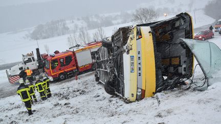 Le car accidenté, à Montflovin, en février 2016. (WILLY GRAFF / MAXPPP)