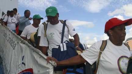 Ile de peros banos (le bain des chiens), archipel des Chagos, le 10 avril 2006. Des habitants de l'île Diego Garcia évacués débarquent sur une autre île. (ALI SOOBYE / AFP)