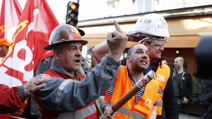 Des ouvriers de l'usine ArcelorMittal de Florange ont manifest&eacute; devant le QG de campagne de Nicolas Sarkozy, &agrave; Paris, jeudi 15 mars 2012. (THOMAS SAMSON / AFP)