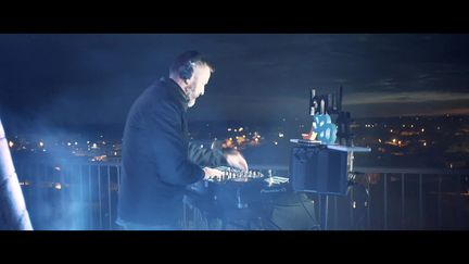 Le DJ Benji Ben enregistre un concert électro au sommet&nbsp;de l'église Notre-Dame-du-Lac de Lunel (Hérault) (France 3 Occitanie)