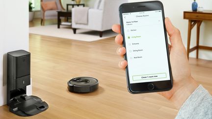 L'aspirateur robot intelligent d'iRobot, le Roomba i7+. (IROBOT)