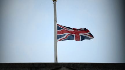 Un drapeau est mis en berne au sommet du palais de Buckingham, dans le centre de Londres, après l'annonce du décès de la reine Elizabeth II, le 8 septembre 2022. (DANIEL LEAL / AFP)