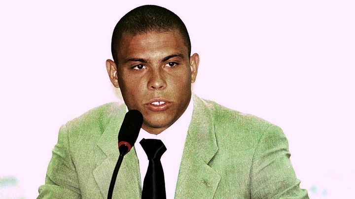 Ronaldo lors de son passage devant la commission d'enqu&ecirc;te parlementaire br&eacute;silienne, apr&egrave;s la d&eacute;faite lors du Mondial 1998. (EVARISTO SA / AFP)