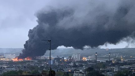 Le panache de fumée noire au-dessus de Rouen (Seine-Maritime), le 26 septembre 2019. (JEAN-JACQUES GANON / AFP)