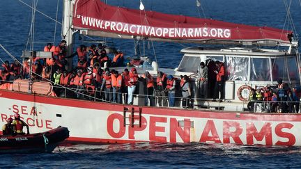 Des migrants à bord du bateau de l'ONG Proactiva Open Arms, en mer Méditerranée, le 7 mai 2018. (LOUISA GOULIAMAKI / AFP)