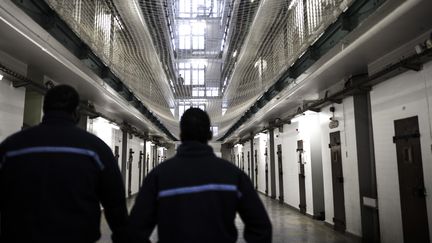 Deux surveillants pénitentiaires travaillent à la prison de Fresnes (Val-de-Marne), le 17 octobre 2018. (PHILIPPE LOPEZ / AFP)