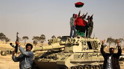 Les rebelles libyens expriment leur joie après la reprise de la ville de Ajdabiya aux forces du colonel Mouamar Kadhafi (PHOTO AFP BAZ PATRICK)