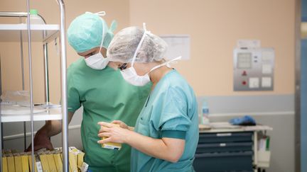 Des infirmiers dans le service de chirurgie orthopédique des hôpitaux du Léman, à Thonon (Haute-Savoie), le 21 mai 2015. (AMELIE-BENOIST / BSIP / AFP)