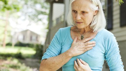 Les chercheurs ont constat&eacute; qu'en moyenne, on pratiquait plus rapidement des &eacute;lectrocardiogrammes et des d&eacute;fibrillations sur les hommes que sur les femmes. (PATRICK HEAGNEY / E+ / GETTY IMAGES)