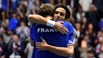 Nicolas Mahut et Pierre-Hugues Herbert savourent leur victoire lors du 1er tour de la Coupe Davis, le 3 février 2018. (JEAN-PIERRE CLATOT / AFP)