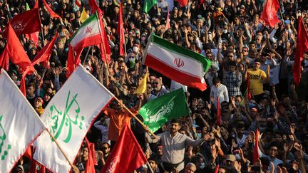 Alors que les protestations après la mort de Mahsa Amini continuent dans le pays, d'autres Iraniens manifestent de leur côté pour soutenir le gouvernement et les forces de police, le 6 octobre 2022 à Téhéran. (FATEMEH BAHRAMI / ANADOLU AGENCY)