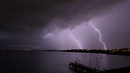 Un orage à Perols (Hérault), le 16 avril 2022. (NICOLAS TUCAT / AFP)