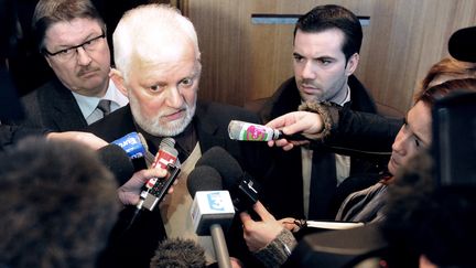 Maurice Boisart, maire de Cousolre (Nord), r&eacute;pond aux journalistes le 17 f&eacute;vrier 2012 &agrave; sa sortie du tribunal d'Avesnes-sur-Helpe (Nord) o&ugrave; il a &eacute;t&eacute; jug&eacute;. (FRANCOIS LO PRESTI / AFP)