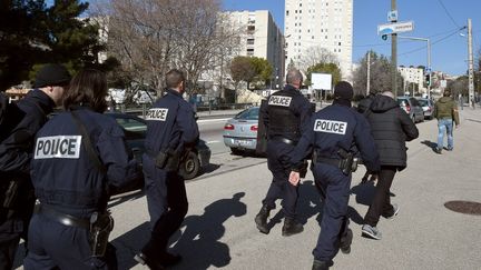 Des policiers en faction dans la cit&eacute; sensible de la Castellane, &agrave; Marseille (Bouches-du-Rh&ocirc;ne), apr&egrave;s des tirs &agrave; la kalachnikov, le 9 f&eacute;vrier 2015.&nbsp; (BORIS HORVAT / AFP)