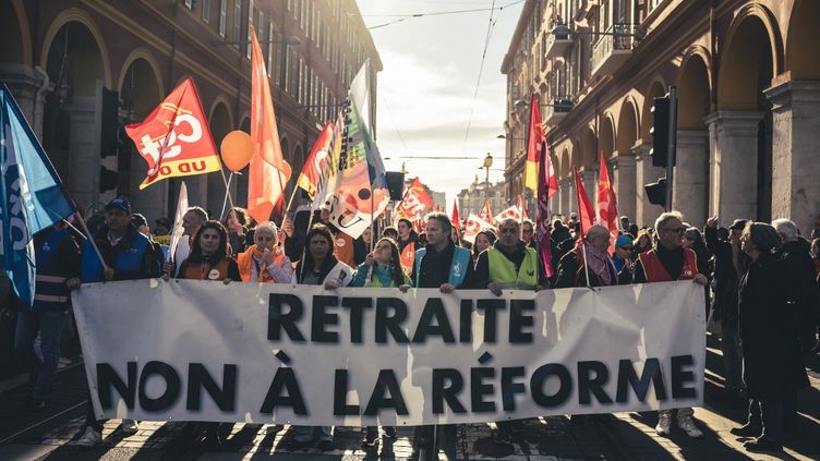 Une manifestation organisée à Nice (Alpes-Maritimes) contre la réforme des retraites, le 19 janvier 2023. (FREDERIC DIDES / HANS LUCAS / AFP)