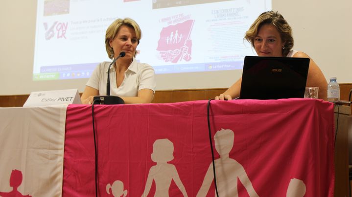 Esther Pivet, coordinatrice du collectif VigiGender, et Ludovine de la Roch&egrave;re, pr&eacute;sidente de la Manif pour tous, lors d&rsquo;une conf&eacute;rence sur le "genre &agrave; l&rsquo;&eacute;cole" &agrave; Saint-Mand&eacute; (Val-de-Marne), le 17 septembre 2014. (MATHIEU DEHLINGER / FRANCETV INFO)