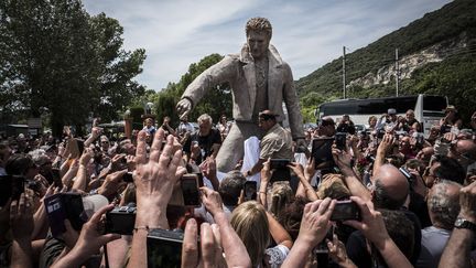 Des fans du chanteur Johnny Hallyday à l'inauguration de la statue du chanteur à Viviers (Ardèche). (JEAN-PHILIPPE KSIAZEK / AFP)