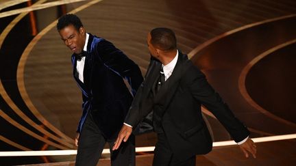 L'acteur Will Smith donne une gifle à l'humoriste Chris Rock lors de la 94e cérémonie des Oscars à Los Angeles (Etats-Unis), le 27 mars 2022. (ROBYN BECK / AFP)