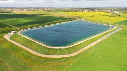 Une réserve d'eau à Mauzé-sur-le-Mignon, le 12 avril 2023 dans les Deux-Sèvres. (DAMIEN MEYER / AFP)