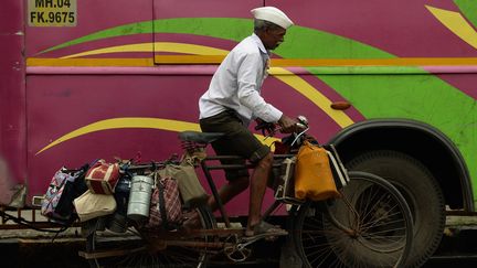 Un dabbawallah, livreur à vélo, de Bombay (Inde), en 2015. Photo d'illustration. (PUNIT PARANJPE / AFP)