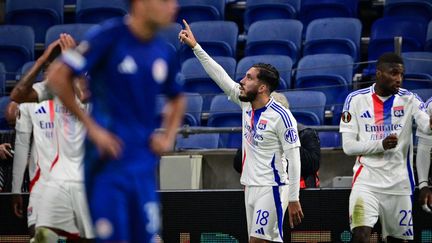 Rayan Cherki célèbre son but avec Lyon face à l'Olympiakos en Ligue Europa le 26 septembre 2024, au Groupama Stadium. (OLIVIER CHASSIGNOLE/AFP)