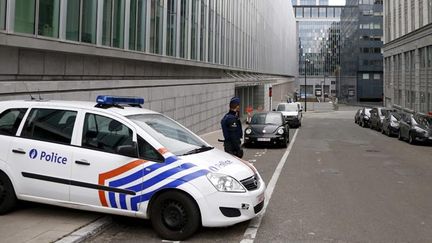  (Des policiers devant le quartier général de la police fédérale belge © REUTERS / Francois Lenoir)